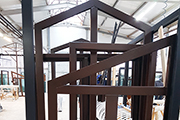 Косоугольные деревянные окна перед сборкой на заводе