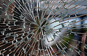 Разбитое стекло на бронированной пленке