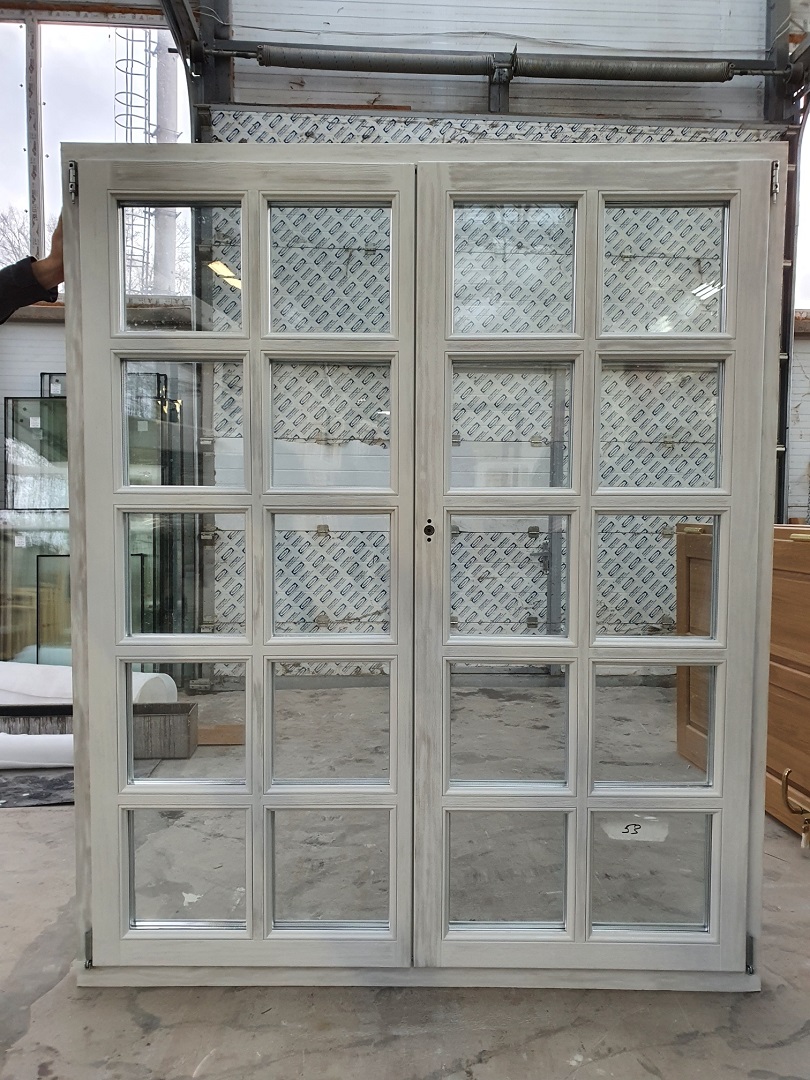 Деревянное окно со стеклопакетом c брашированием и декоративной калевкой за 45300 рублей