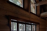 Сосновые окна и окосячка 40мм в деревянном доме