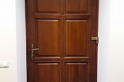 Деревянная входная дверь в частный дом