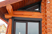 Окна из сосны с окосячкой в деревянном доме