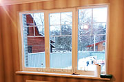 Трехствочатое белое деревянное окно со шпросами