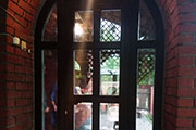 Арочная входная дверь из лиственницы