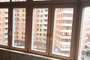 Деревянные окна на эркерном балконе