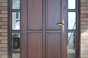 Входная дверь из лиственницы с петлями Симонсверк