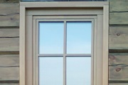 Деревянное окно с накладной решеткой