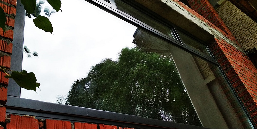 Витражное двухцветное окно из лиственницы с бронированным стеклопакетом
